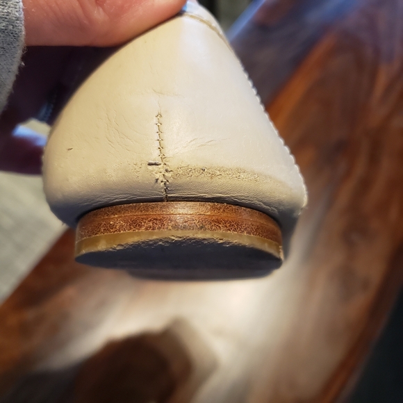 **FLAW:right shoe only**Chanel Women's Size 8.5/39.5 Cream Loafer - Picture 4 of 7